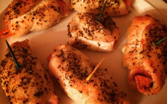 Filé de frango a rolê com cenoura, bacon e pimentão amarelo