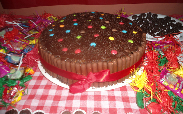 Bolo de chocolate com  morango