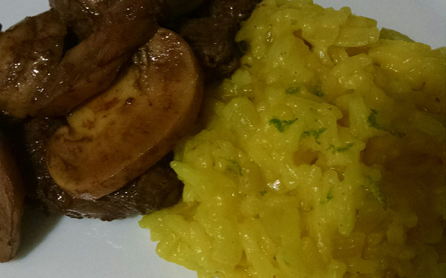 Risoto de limão com medalhão de filé mignon e shimeji