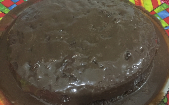 Calda de chocolate fácil para bolo