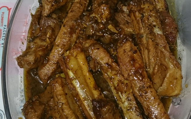 Costelinha de porco ao molho de laranja e cerveja