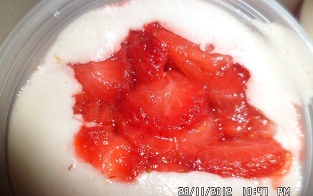 Sobremesa rápida de morango com creme