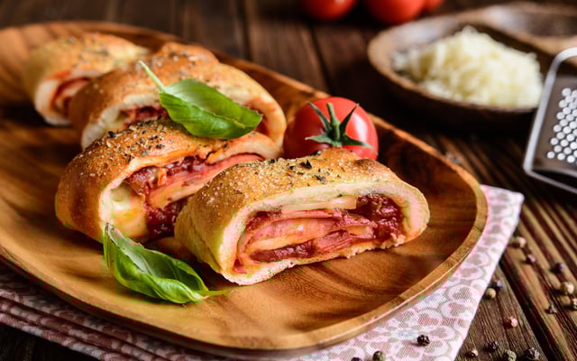 Enroladinho de queijo e presunto