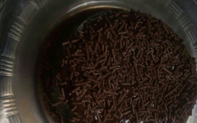 Bolo de leite em pó com chocolate na caneca