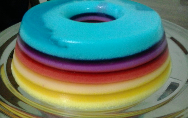 Gelatina colorida em camadas