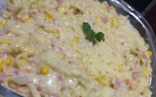 Macarrão ao molho branco com presunto e mussarela
