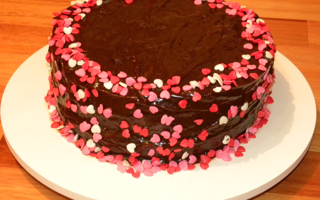 Bolo recheado de chocolate e cobertura ganache