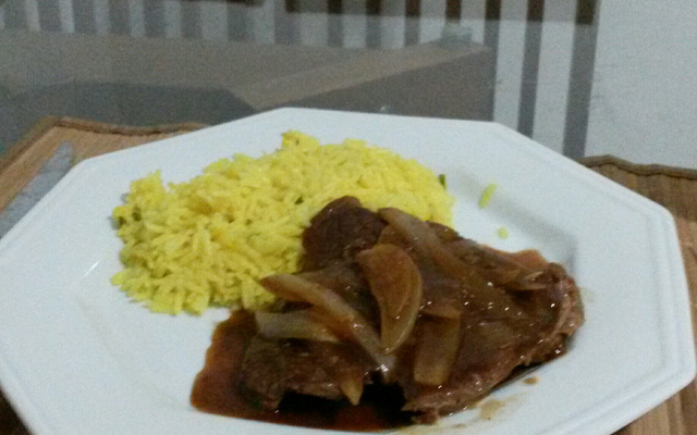 Bife acebolado com batata frita