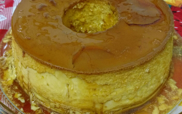 Pudim de leite condensado na panela de pressão