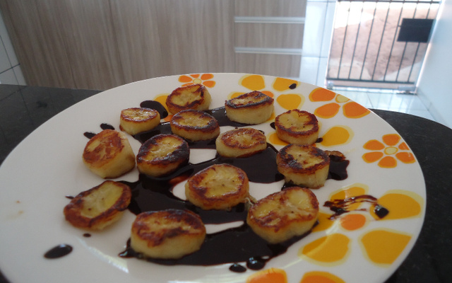 Banana frita com calda de chocolate