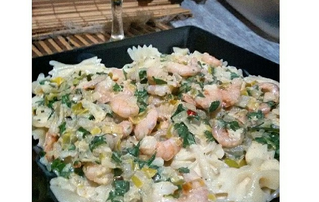 Macarrão ao molho de camarão e vinho branco