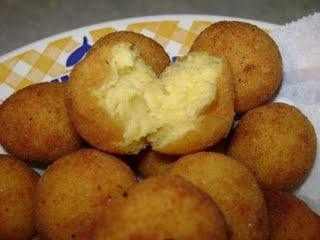 Bolinho de milho recheado com queijo parmesão