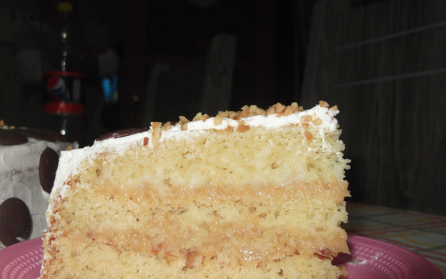 Bolo de coco recheado com doce de leite