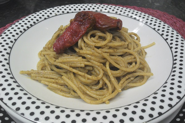 Espaguete ao pesto de tomate seco da Abima