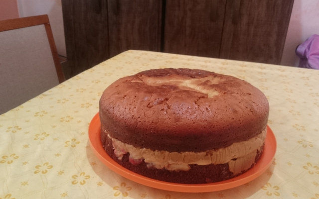 Bolo com doce de leite e morango da Tamy