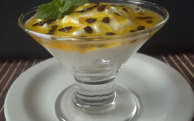 Suspiros com chantilly e calda de maracujá