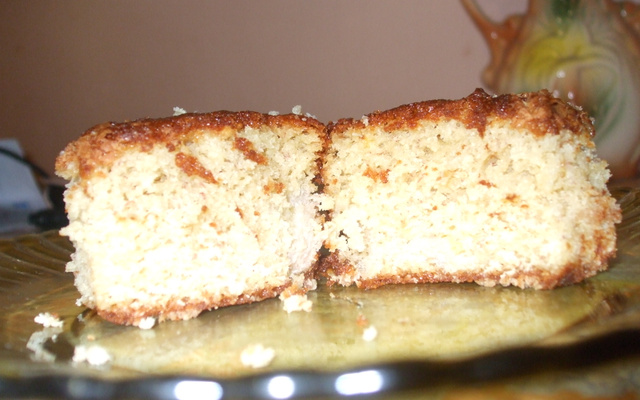 Bolo de banana batido na mão