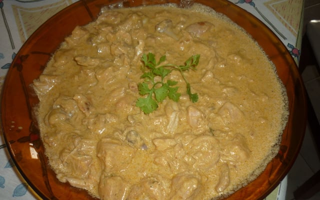 Estrogonofe de frango com coxa e sobrecoxa