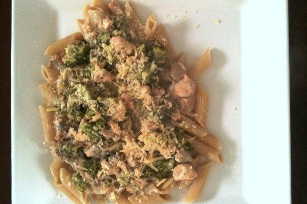 Penne ao molho de salmão aos quatro queijos