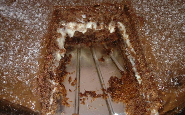 Bolo de chocolate com recheio de morango