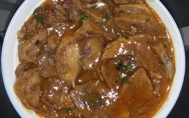 Lingua ao molho de madeira