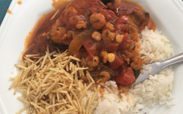 Peixe ao molho de tomate e camarão