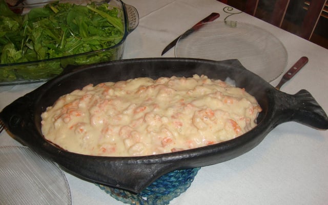 Salmão ao molho branco de camarão