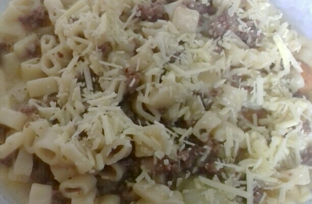 Sopa de macarrão com carne moída e legumes