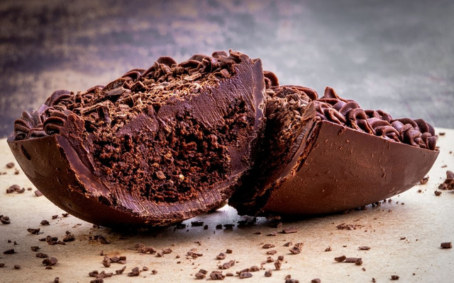 Ovo de Páscoa Matilda com camadas de bolo de chocolate e recheio cremoso