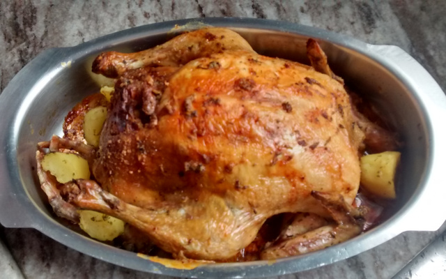 Frango assado recheado com farofa de miúdo