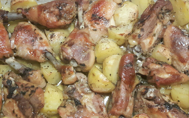 Frango assado com batatas e ervas finas