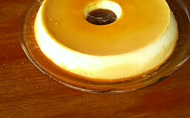 Pudim de maria-mole com calda de caramelo