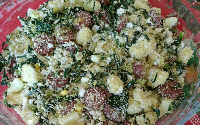 Farofa com couve e linguiça calabresa