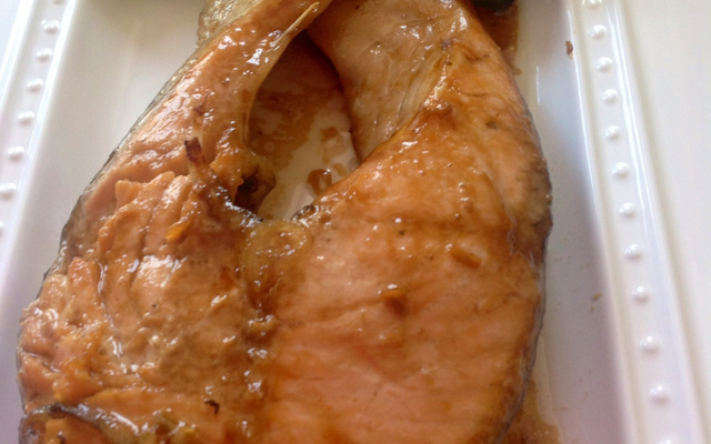 Salmão com açúcar mascavo e molho inglês