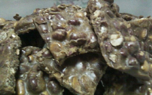 Pé-de-moleque com leite condensado