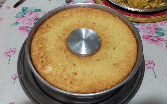 Bolo caramelizado de aipim com coco