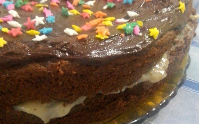 Pão de mel recheado no tamanho de bolo