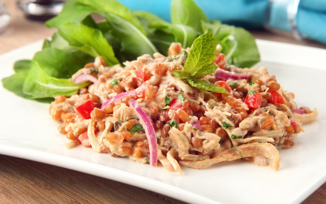 Salada de trigo e frango com especiarias