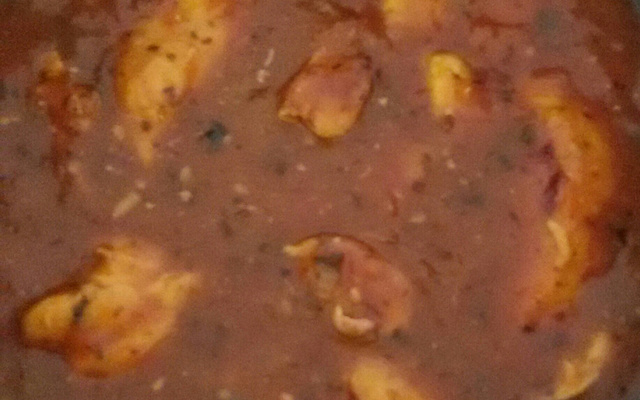 Peito de frango no molho de tomate.