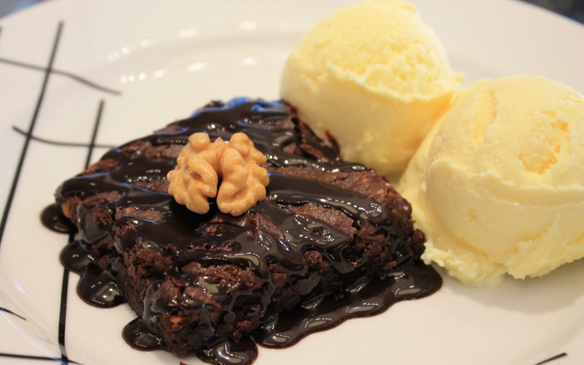Brownie de chocolate com sorvete de coco