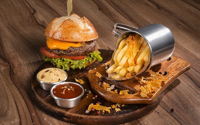 Hambúrguer caseiro com batata frita