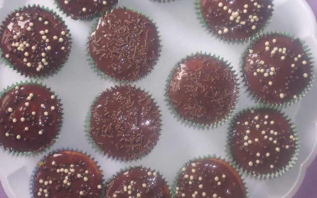 Bolinho cupcake de cenoura com brigadeiro