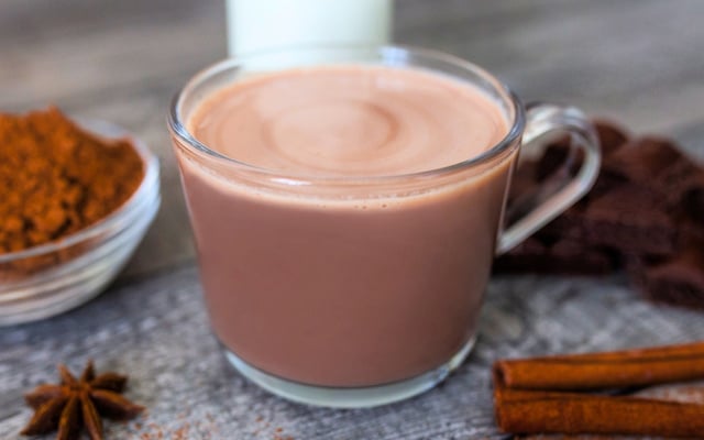 Chocolate quente de micro-ondas com achocolatado