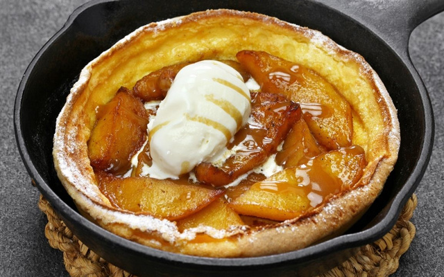 Panqueca holandesa recheada com maçãs caramelizadas