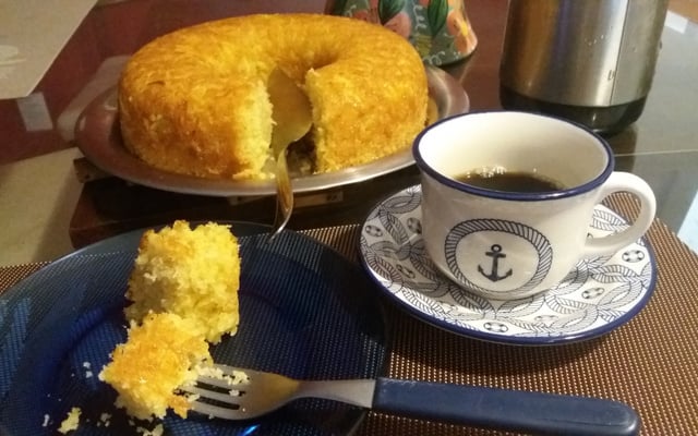 Bolo de mandioca simples e fofinho