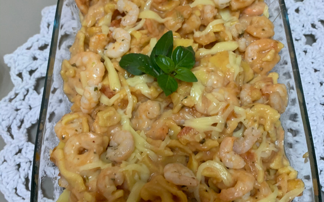 Macarrão gravatinha com camarão