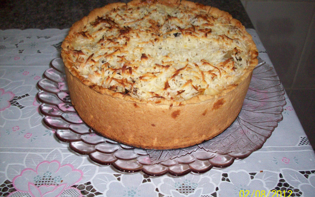 Torta de abacaxi, ameixa e coco