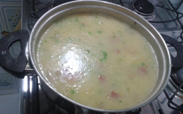 Sopa de mandioca prática e deliciosa