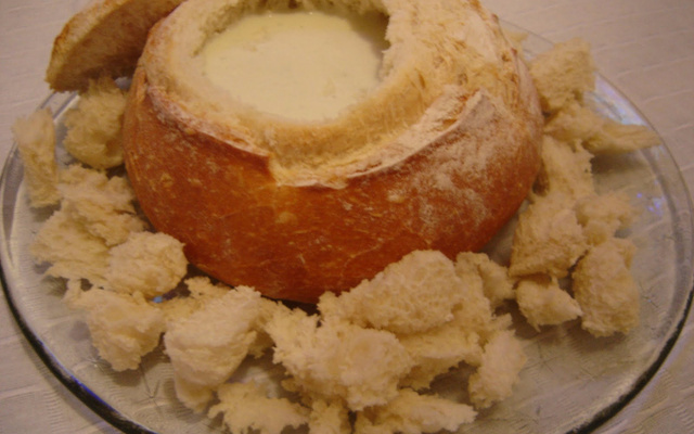 Fondue de gorgonzola do pão italiano