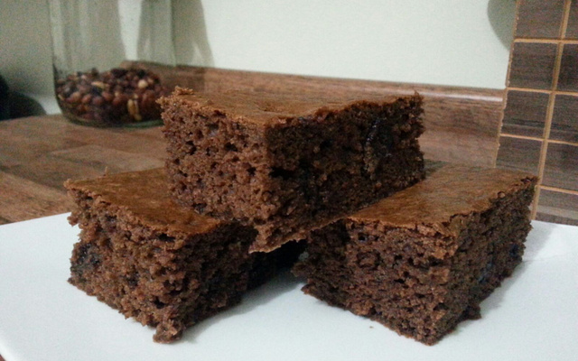 Bolo de amendoim e cacau com gotas de chocolate